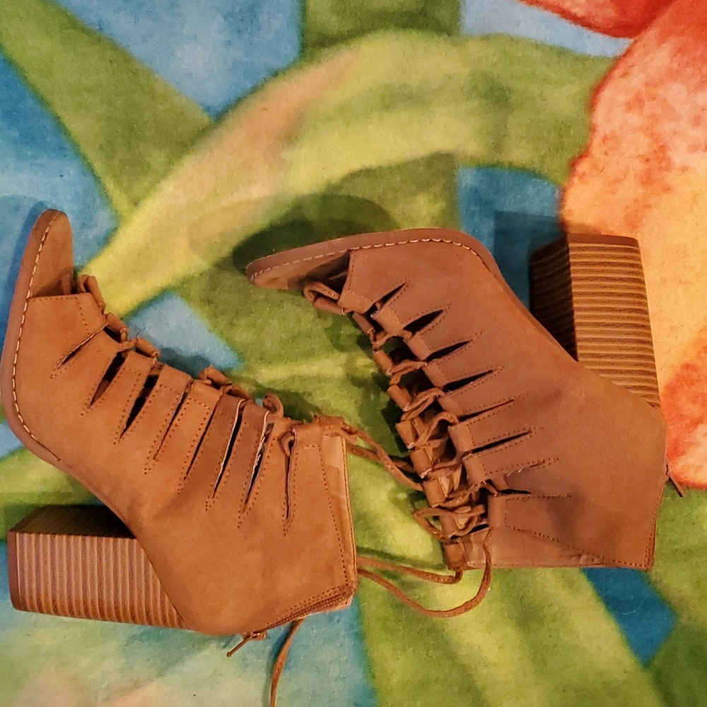 👢6.5 Altar’d State Vegan Light Brown Heels - Picture 2 of 11